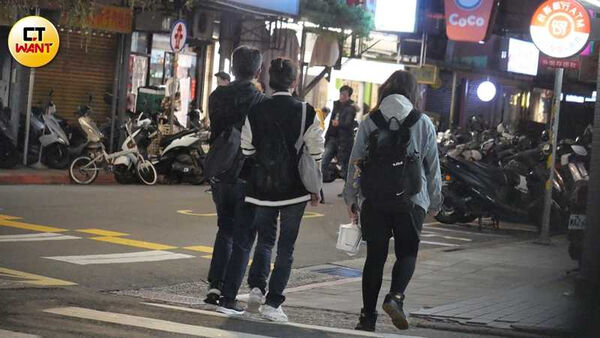 甜蜜合夥人1/葉全真EMBA同學變戀人 牽手散步被認出原地解散