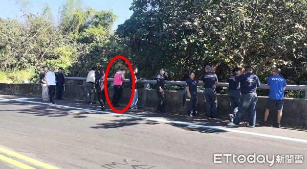 ▲南投22歲男殺人棄屍,警帶人重回棄屍現場尋找。(圖/民眾提供,下同)