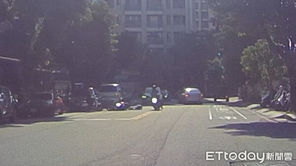 ▲▼2名女騎士巷口險對撞嚇得自摔,鷹眼員警揪出她責任最大。(圖/民眾提供,下同)