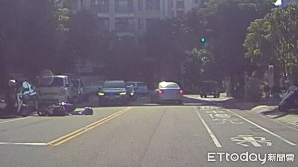 ▲▼2名女騎士巷口險對撞嚇得自摔,鷹眼員警揪出她責任最大。(圖/民眾提供,下同)