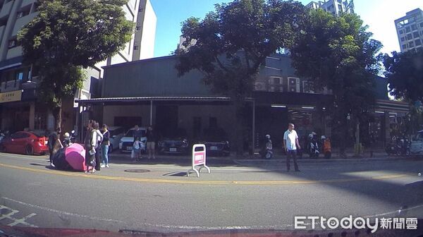 ▲▼2名女騎士巷口險對撞嚇得自摔,鷹眼員警揪出她責任最大。(圖/民眾提供,下同)