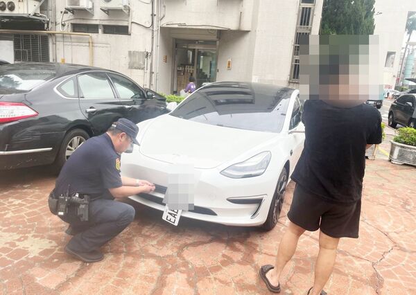 ▲桃園市警局交通大隊透過AI巡防系統精準查獲真號假牌上路之電動車。(圖/桃園交大提供)