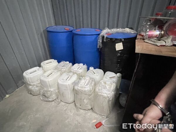 ▲苗栗地檢署指揮海巡署和警方,查獲喵喵咖啡包毒品工廠,逮捕賴姓製毒師傅等3嫌。(圖/記者楊永盛翻攝)