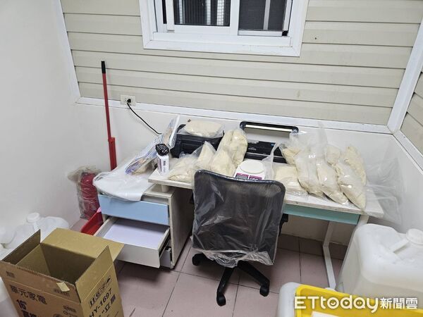 ▲苗栗地檢署指揮海巡署和警方,查獲喵喵咖啡包毒品工廠,逮捕賴姓製毒師傅等3嫌。(圖/記者楊永盛翻攝)