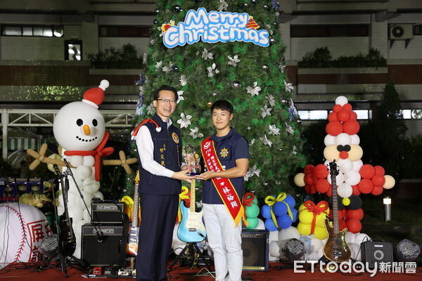 ▲屏東縣政府警察局舉辦「114年屏警聖誕感恩祈福點燈活動」。(圖/記者陳崑福翻攝)