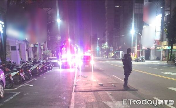 ▲婦人穿越馬路,與機車發生碰撞。(圖/記者許宥孺翻攝)