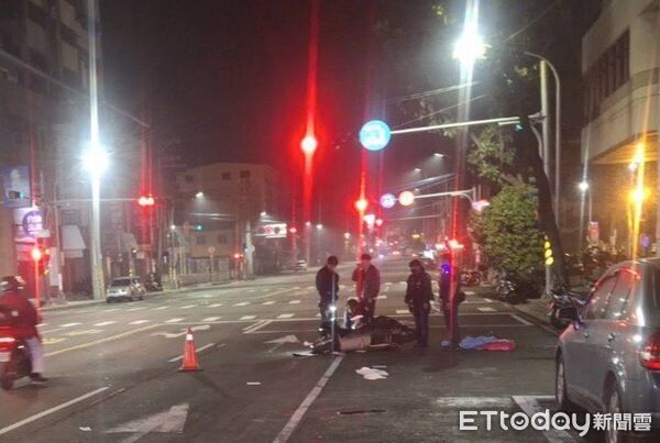 ▲婦人穿越馬路,與機車發生碰撞。(圖/記者許宥孺翻攝)