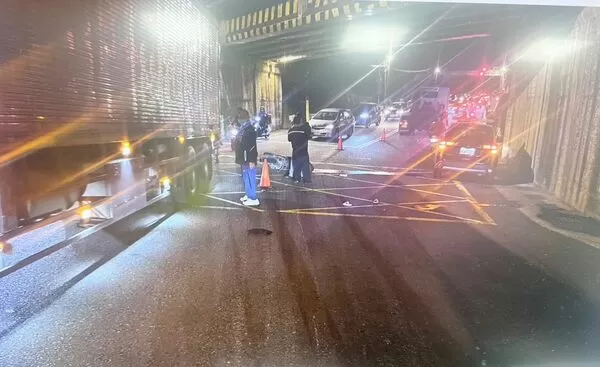 ▲桃園市楊梅區楊新路、新梅一街口處昨天傍晚發生死亡事故,溫姓婦人騎車左轉時,遭同向曳引車輾過,導致頭重創送醫不治。(圖/楊梅警方提供)