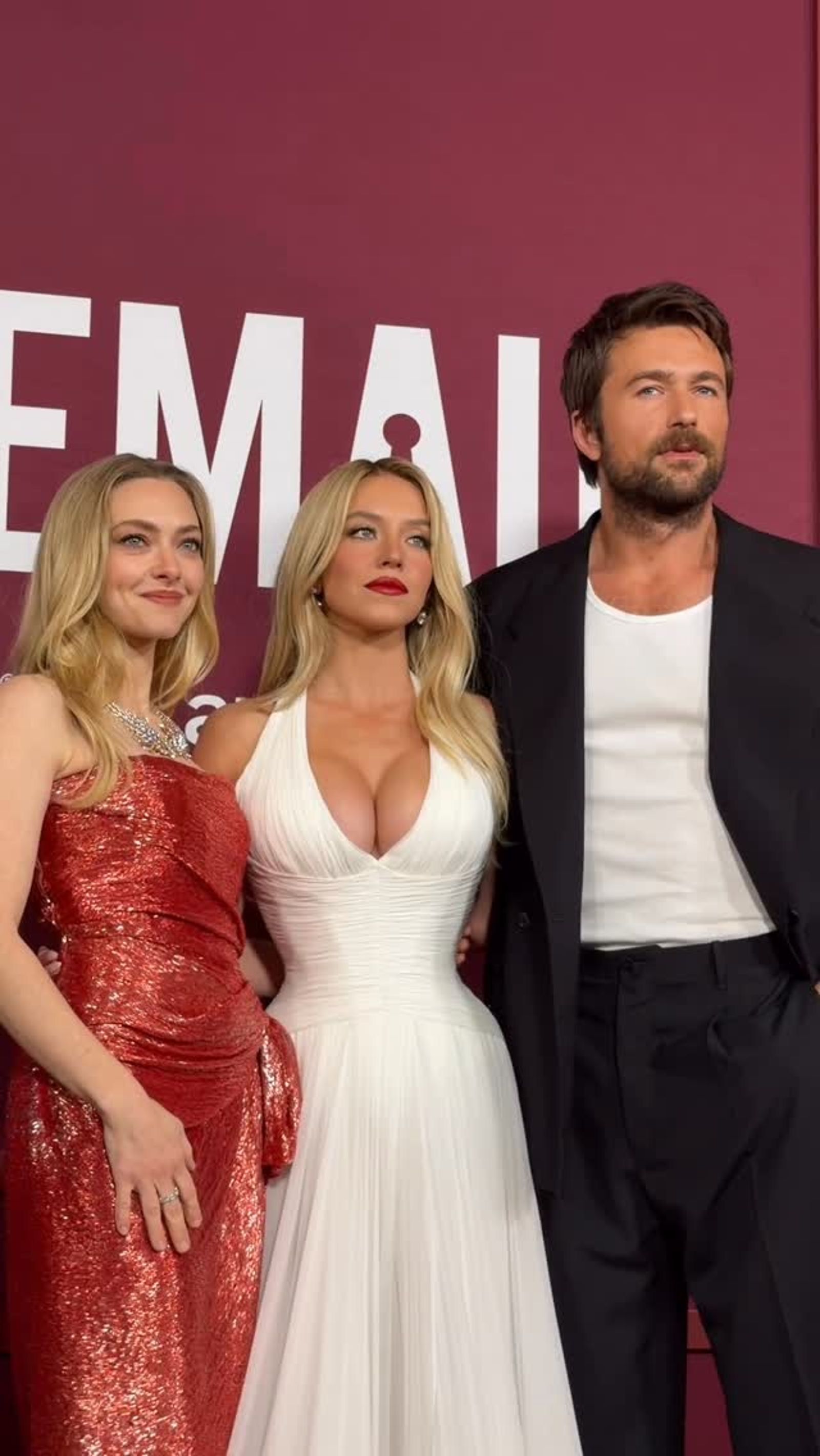 席德妮史威尼白色深V戰袍復刻瑪麗蓮夢露! 一句話回擊動刀傳聞