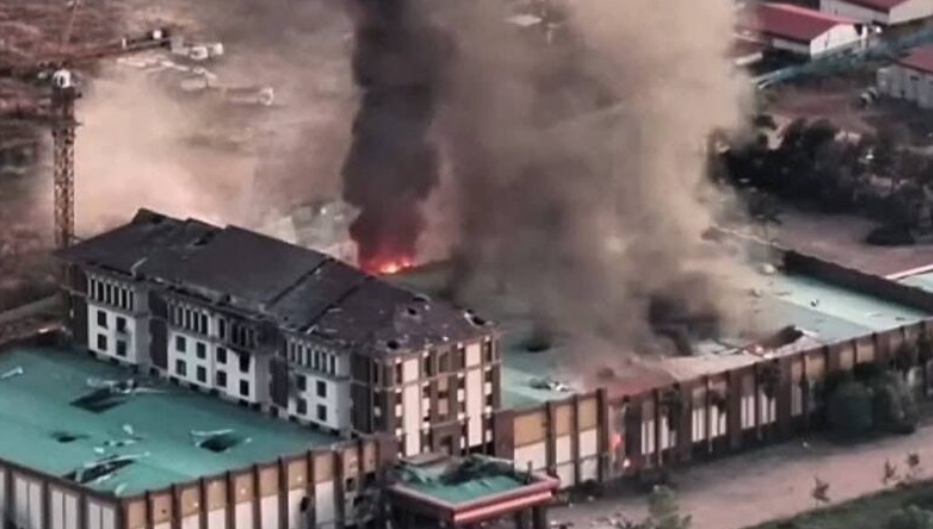 ▲▼泰國炸毀柬埔寨6詐騙大樓!起火畫面曝光 賭場跟飯店。(圖/泰國皇家武裝部隊)