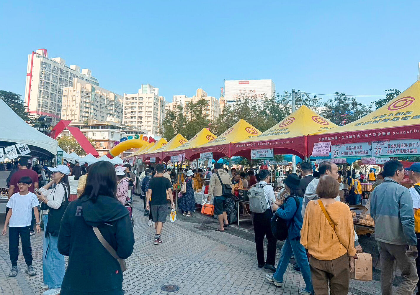 永慶加盟四品牌高雄經管會募款40萬元 送暖植物人家庭(圖/永慶房產集團提供)