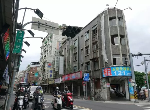 ▲▼三重立面修繕更新前現況照。(圖/新北市政府)