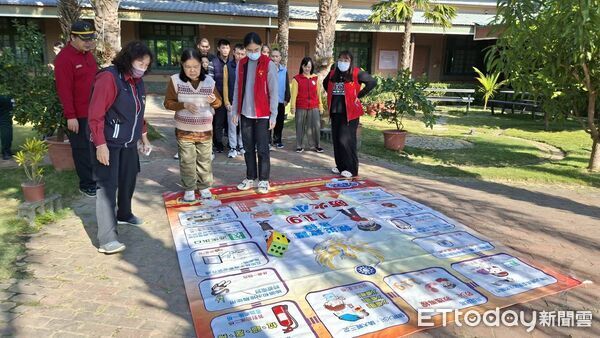 ▲南消七大灣裡分隊走進鴻佳啟能庇護中心,透過體驗活動推動無障礙防災教育。(記者林東良翻攝,下同)