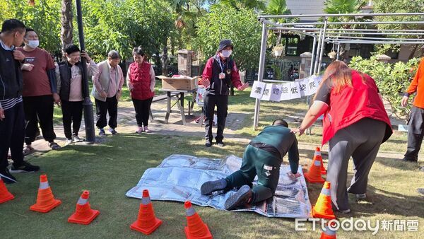 ▲南消七大灣裡分隊走進鴻佳啟能庇護中心,透過體驗活動推動無障礙防災教育。(記者林東良翻攝,下同)