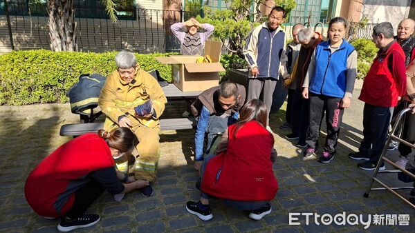 ▲南消七大灣裡分隊走進鴻佳啟能庇護中心,透過體驗活動推動無障礙防災教育。(記者林東良翻攝,下同)