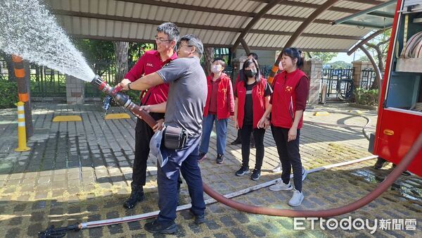 ▲南消七大灣裡分隊走進鴻佳啟能庇護中心,透過體驗活動推動無障礙防災教育。(記者林東良翻攝,下同)