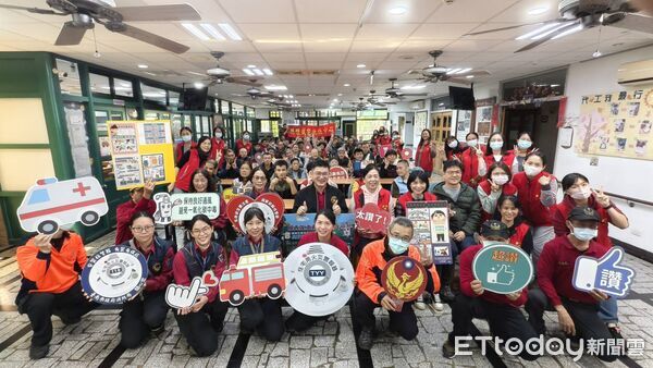 ▲南消七大灣裡分隊走進鴻佳啟能庇護中心,透過體驗活動推動無障礙防災教育。(記者林東良翻攝,下同)