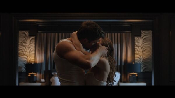 《家弒服務》劇情充滿各種伏筆,而席德妮史威尼(右)與布蘭登斯克勒納(左)更挑戰裸露尺度、演出情欲畫面。(車庫娛樂提供)