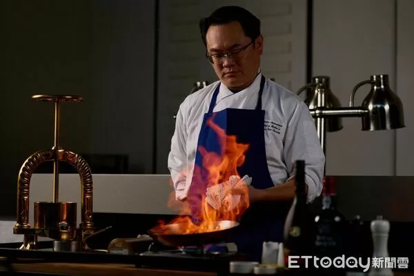 ▲法國空運純銀製榨鴨器 台南晶英無隅開賣「盧昂血鴨」。(圖/台南晶英提供)