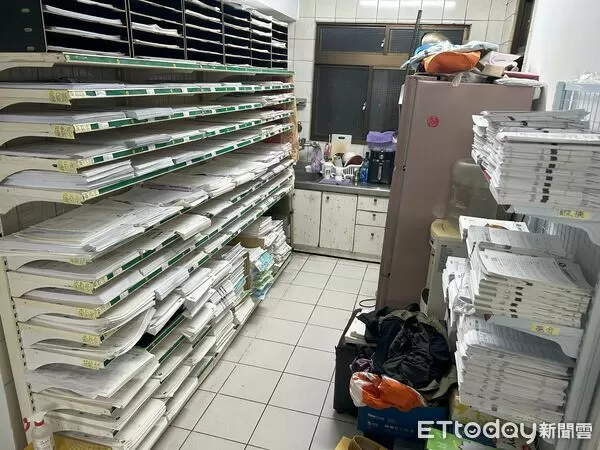 ▲警方查扣新北補習班侯姓老師家族經營盜版士券參考書,獲利超過1500萬元。(圖/記者張君豪翻攝)