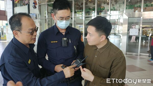 ▲台南市議員蔡宗豪(右)嚴正指出,第一線員警在危急時刻按下無線電求救卻無法即時傳遞訊息,等同讓基層員警在高風險環境中「孤立無援」。(圖/記者林東良翻攝)