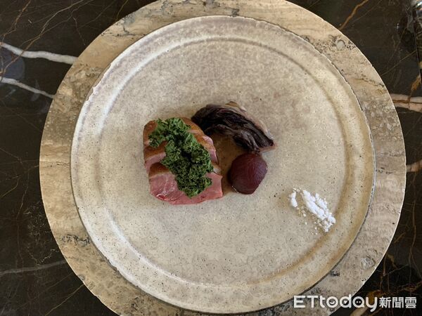 ▲高科大水食系團隊展示紅豆創新加工食品,拓展國產紅豆在產業與機能食品的應用可能。(圖/記者游瓊華翻攝)