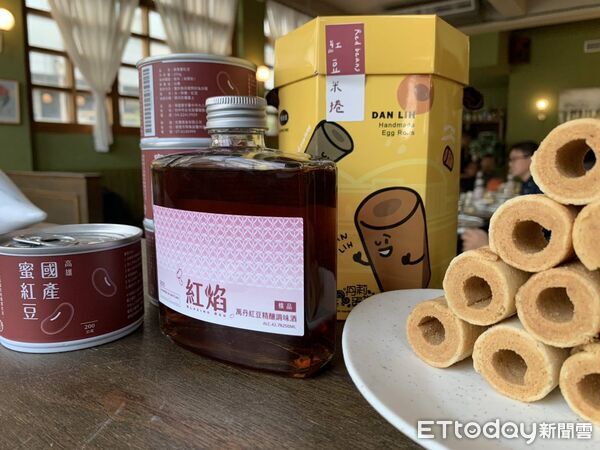 ▲高科大水食系團隊展示紅豆創新加工食品,拓展國產紅豆在產業與機能食品的應用可能。(圖/記者游瓊華翻攝)