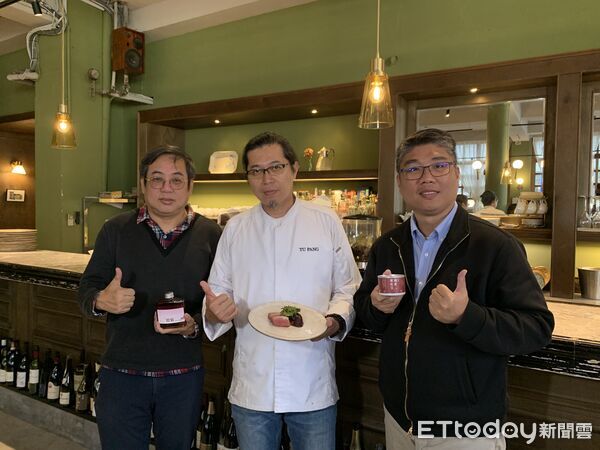 ▲高科大水食系團隊展示紅豆創新加工食品,拓展國產紅豆在產業與機能食品的應用可能。(圖/記者游瓊華翻攝)