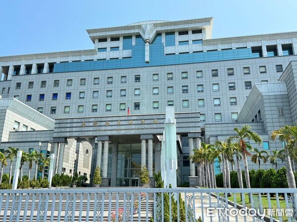 ▲台南市消防局洪姓分隊長,涉嫌參與境外吸金案,被檢察官向台南地院聲請羈押禁見獲准,消防局依法將他停職。(記者林東良翻攝,下同)