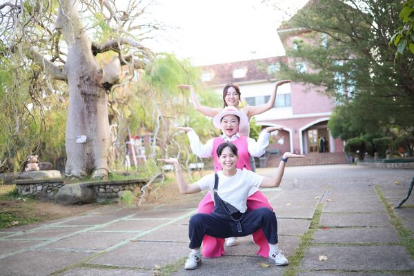 ▲蔡亞露(左起)、白冰冰、胡子萱參觀了巧克力雲莊的有機水蜜桃園。(圖/長興影視)