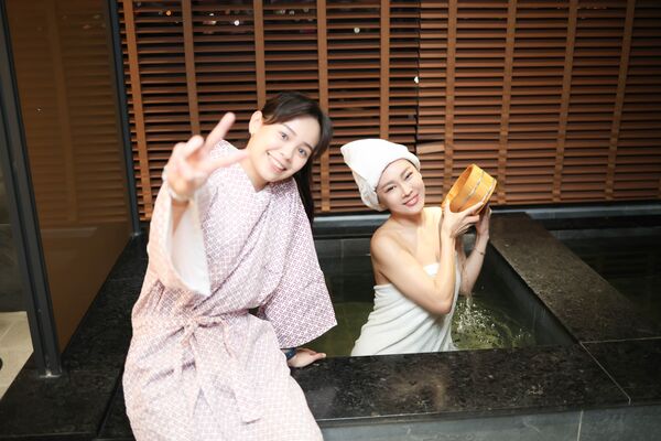 ▲蔡亞露(左起)、白冰冰、胡子萱參觀了巧克力雲莊的有機水蜜桃園。(圖/長興影視)