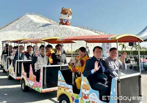▲高達6米的巨型柴犬裝置「鹹DOG DOG」17日正式亮相,成為七股鹽山最萌新地標,全新「寵物列車」啟航,邀請民眾帶著毛孩一同搭車遊園,體驗人寵共遊的友善旅遊。(記者林東良翻攝,下同)