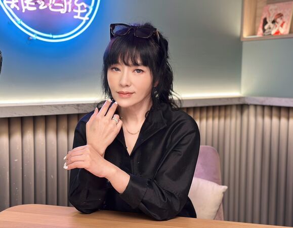 ▲唐綺陽錄音時配戴首飾,自信與優雅兼具。(圖/周大福提供)