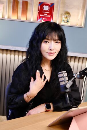 ▲唐綺陽錄音時配戴首飾,自信與優雅兼具。(圖/周大福提供)