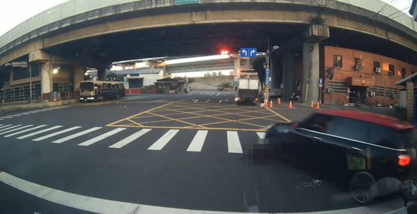 ▲▼新北轎車輾過狗狗。(圖/翻攝Threads)