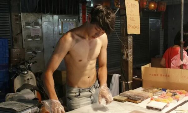 獨家/涼糕哥再度惹爭議 民眾爆他切糕過程未戴口罩、口水猛噴引食安疑慮