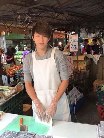 獨家/涼糕哥再度惹爭議 民眾爆他切糕過程未戴口罩、口水猛噴引食安疑慮