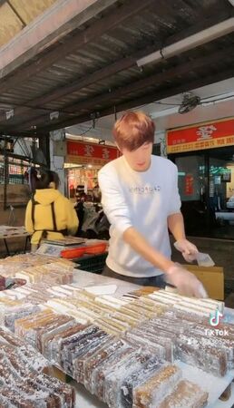 獨家/涼糕哥再度惹爭議 民眾爆他切糕過程未戴口罩、口水猛噴引食安疑慮