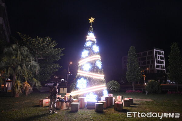 ▲▼「2025花蓮幸福聖誕城」於縣府前石雕公園溫馨登場。(圖/花蓮縣政府提供,下同)