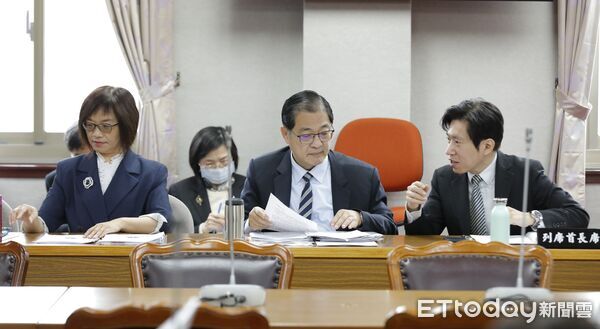 ▲▼立法院司法及法制委員會邀請總統府秘書長潘孟安、行政院秘書長張惇涵、司法院代理秘書長王梅英、法務部長鄭銘謙就「立法院三讀通過之法律經行政院依中華民國憲法增修條文第3條第2項移請立法院覆議,經全體立法委員二分之一以上決議維持原案,行政院院長不依法副署、總統不依法公布施行,對我國憲政民主及法制之戕害及相關法律責任之追究」進行專題報告。(圖/記者湯興漢攝)