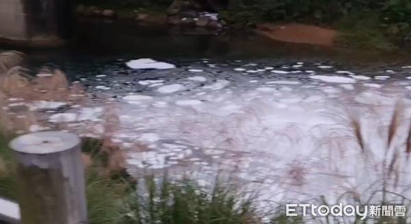 ▲▼ 基隆暖暖溪出現大量白色泡沫,環保局釐清來源中。(圖/記者郭世賢翻攝,下同)