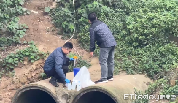 ▲▼ 基隆暖暖溪出現大量白色泡沫,環保局釐清來源中。(圖/記者郭世賢翻攝,下同)