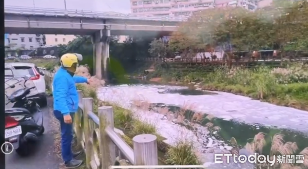 ▲▼ 基隆暖暖溪出現大量白色泡沫,環保局釐清來源中。(圖/記者郭世賢翻攝,下同)