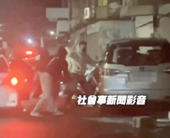 ▲桃園市楊梅區永美路14日凌晨發生停放路旁自小客車遭砸車事件,網傳疑似陣頭遶境衝突衍伸。(圖/翻攝自臉書《社會事新聞影音》)