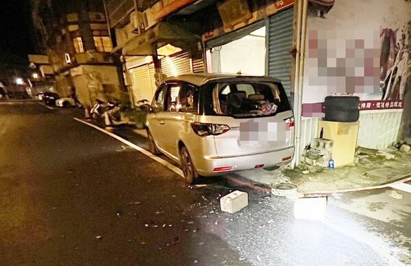 ▲桃園市楊梅區永美路14日凌晨發生自小客車遭砸車事件,楊梅警方現場蒐證並調閱監視器鎖定涉案人員到案說明。(圖/楊梅警方提供)