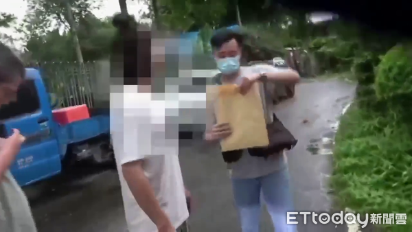 ▲▼警方持搜索票逮捕販毒集團主嫌詹姓男子,起獲各種贓證物。(圖/記者高堂堯翻攝)