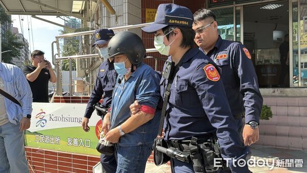 ▲▼恐怖夾殺畫面曝!77歲婦逆向暴衝「母子變夾心」 遭移送不發一語 。(圖/記者陳宏瑞攝)