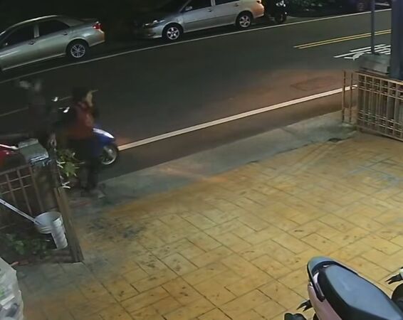 ▲孫子拿安全帽打阿嬤。(圖/翻攝自伸港小鎮)