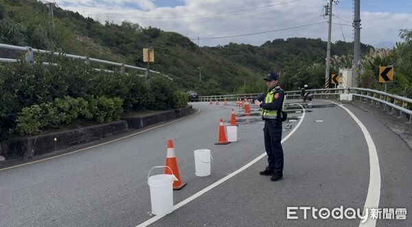 ▲▼營業曳引車行經台11線28.5K處時,因裝容麥芽糖的水桶掉落,導致黏稠液體鋪滿路面長達100公尺。(圖/吉安警分????提供,下同)