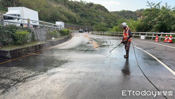 ▲▼營業曳引車行經台11線28.5K處時,因裝容麥芽糖的水桶掉落,導致黏稠液體鋪滿路面長達100公尺。(圖/吉安警分????提供,下同)